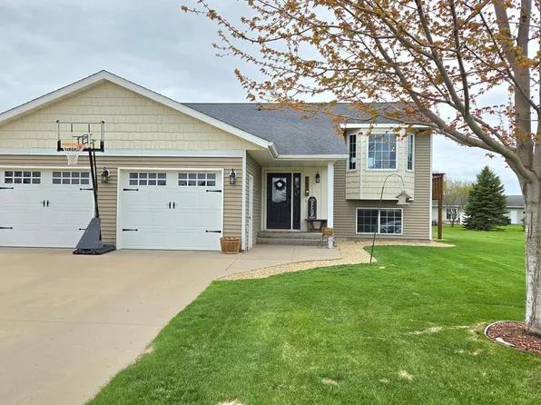 561 7th St NW, Richmond, MN 56368