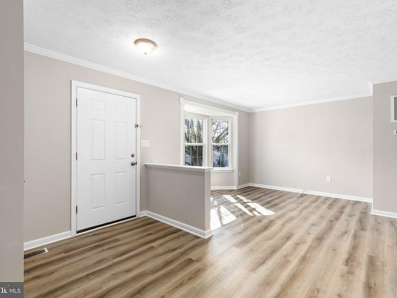 2nd image of 812 Kings Crest Dr