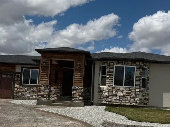 3011 E Laux Dr, Hastings, NE 68901