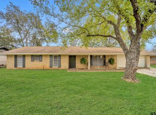 1806 W Point Tap Rd, Palestine, TX 75803