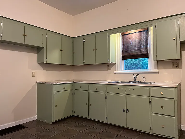 305 Russell St — Photo 6