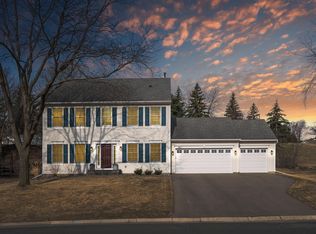 811 Lake Susan Hills Dr, Chanhassen, MN 55317