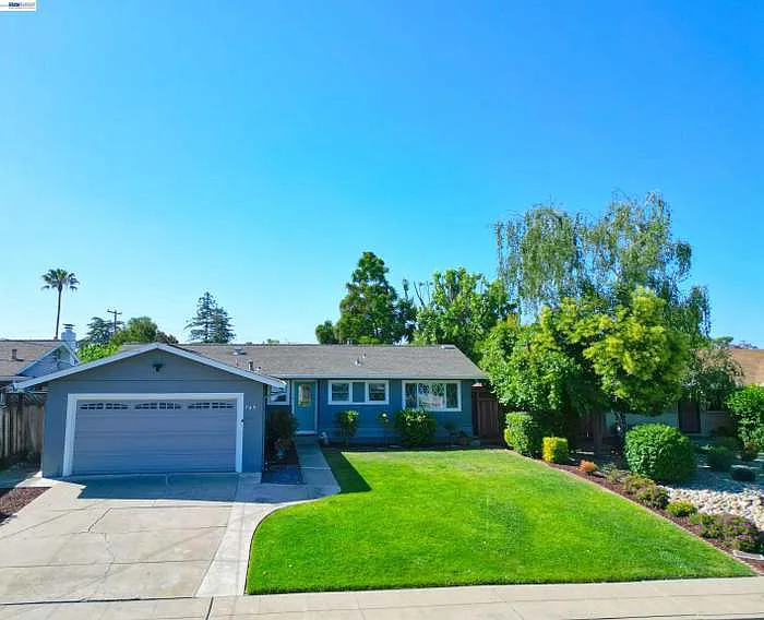 749 Moraga Dr — Photo 1