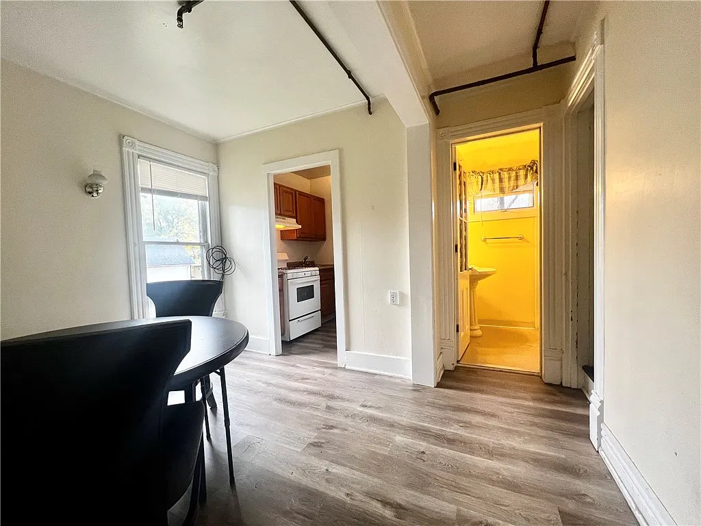 3 bed, 1.0 bath, 861 sqft, $1,600 — Photo 3