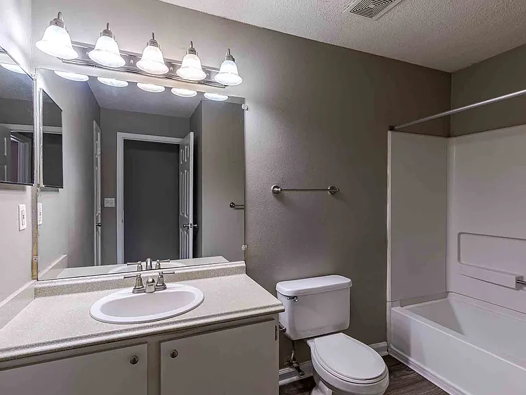 Huntington Chase Apartments — Photo 8