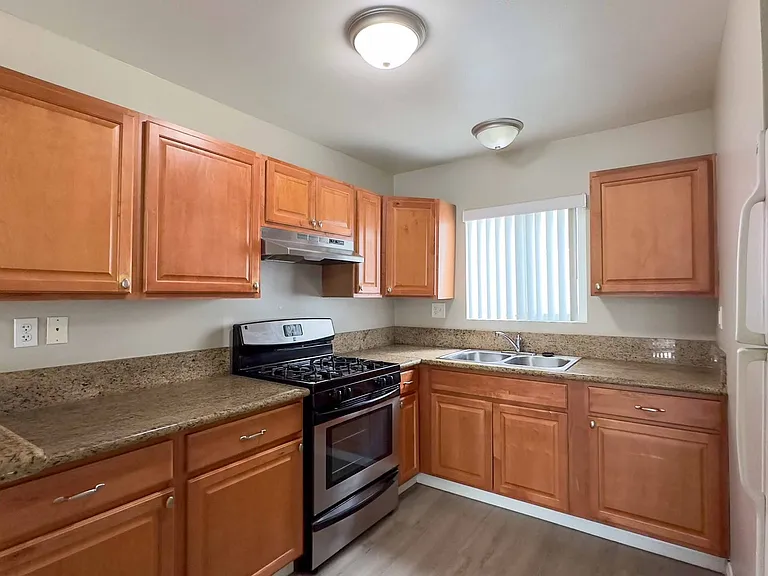 412-418 Grand Ave — Photo 5