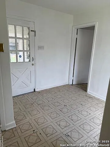 1940 Schley Ave — Photo 7
