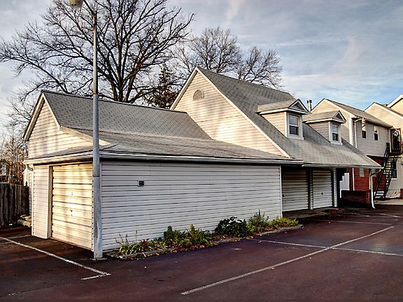 Garages/20+ Parking Spaces