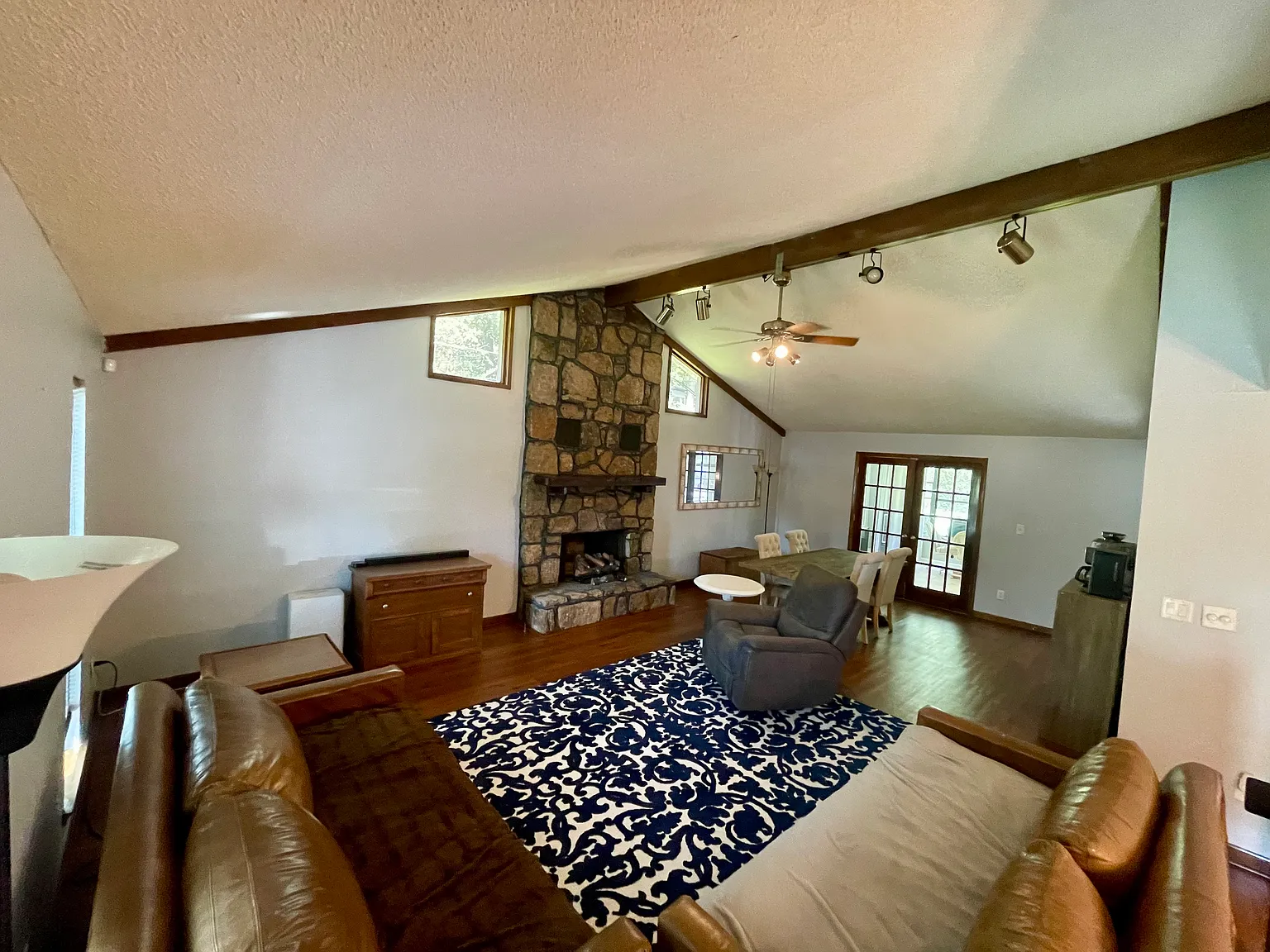 3 bed, 2050 sqft, $2,400 — Photo 3