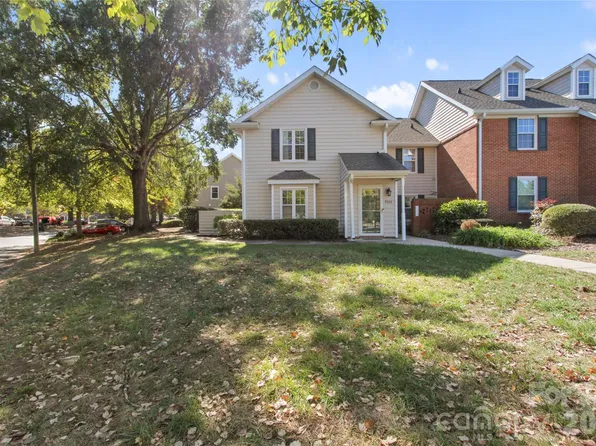9328 S Vicksburg Park Ct, Charlotte, NC 28210