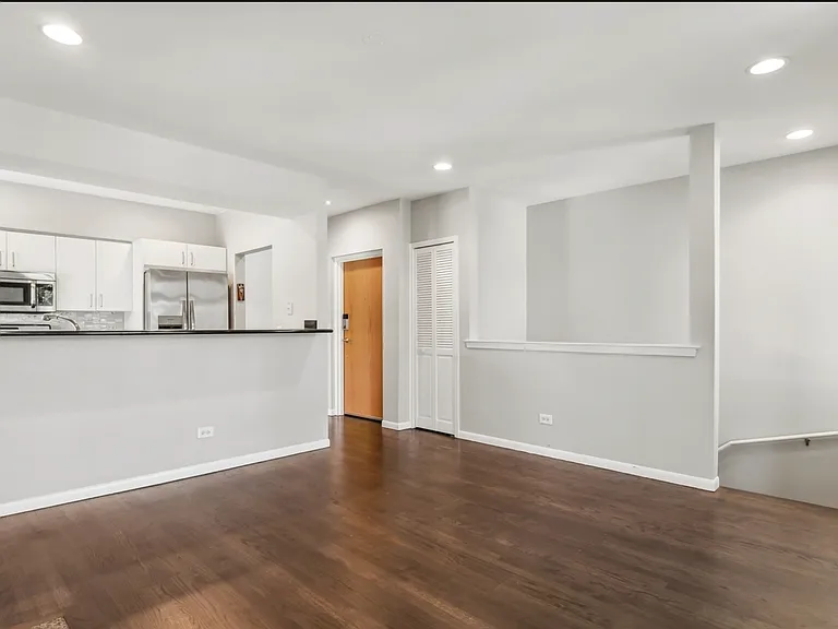 2135 N Southport Ave #301 — Photo 2