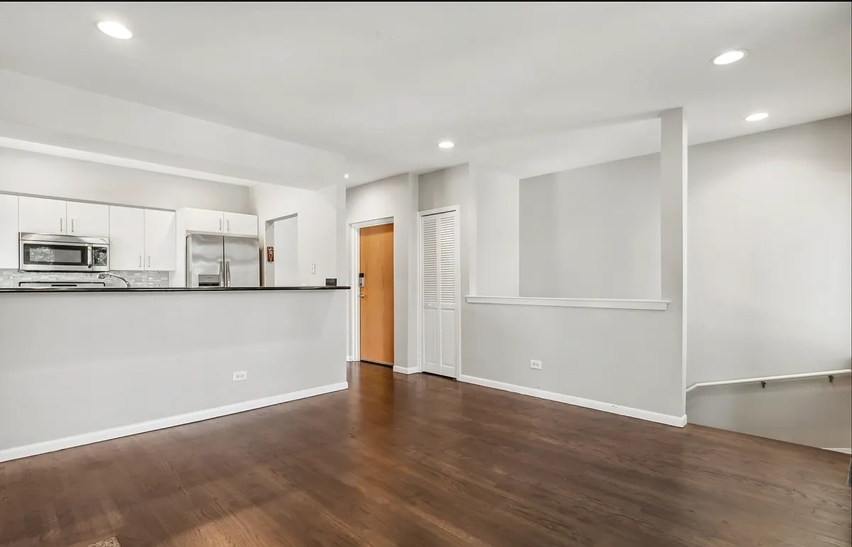 Building Photo - 2135 N Southport Ave #301
