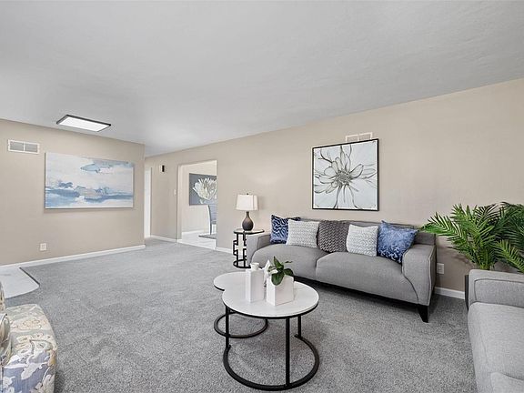 5th image of 7 Rolling Hills Dr
