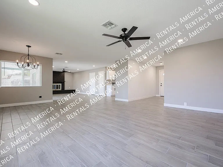 2902 W Straford Dr — Photo 8