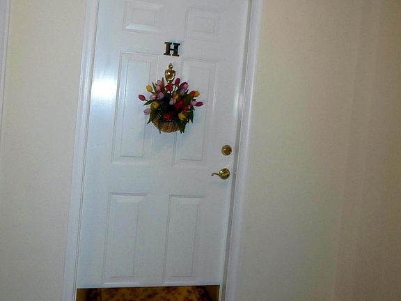 5th image of 404 Harrison Ct Unit 8