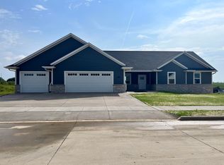 440 Gavin Cir, Peosta, IA 52068