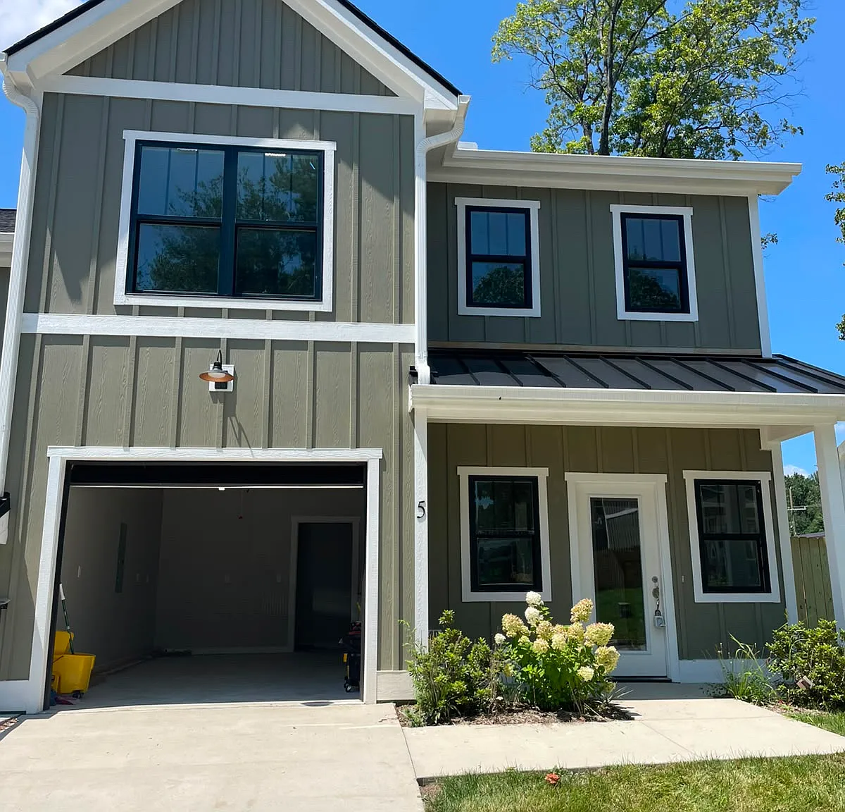3 bed, 2.5 bath, 1710 sqft, $2,400 — Photo 1