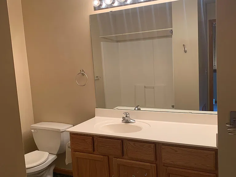 470 Hickory Ln N — Photo 7
