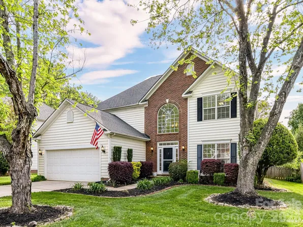 9334 Autumn Applause Dr, Charlotte, NC 28277