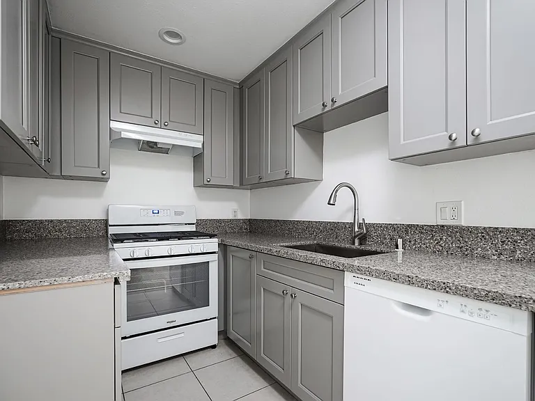 321 N Cedar St — Photo 6