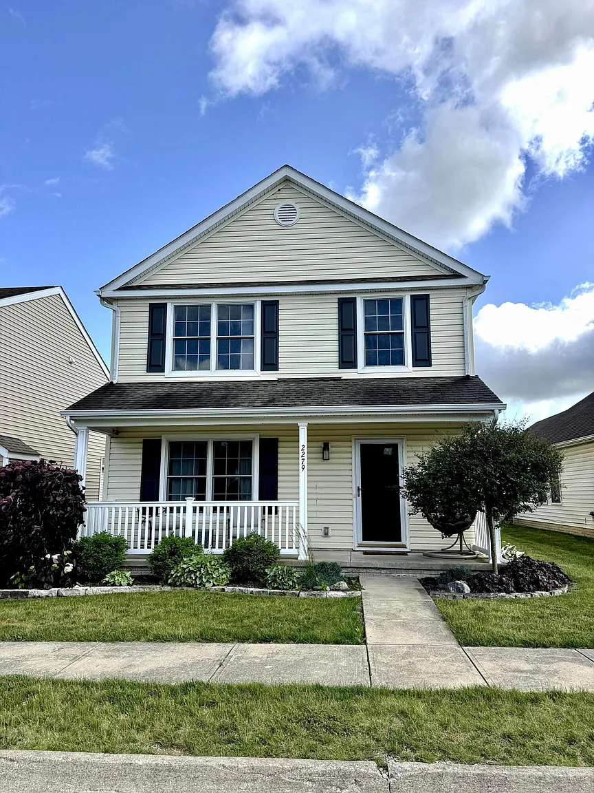 2279 Dunvegan St photo 1