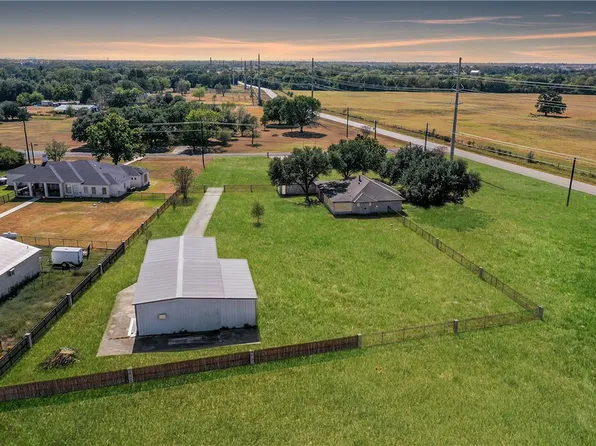 1796 Fawn Lake Dr, Bryan, TX 77808