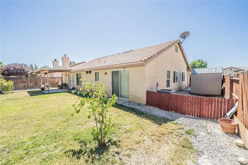 4 bed, 1995 sqft, $2,642 — Photo 3