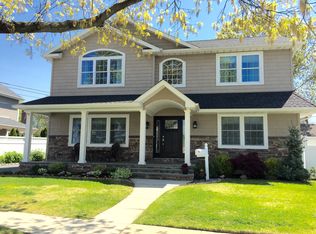 295 Commonwealth St, Franklin Square, NY 11010