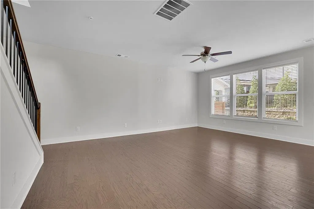 4 bed, 3.5 bath, 3400 sqft, $2,800 — Photo 4