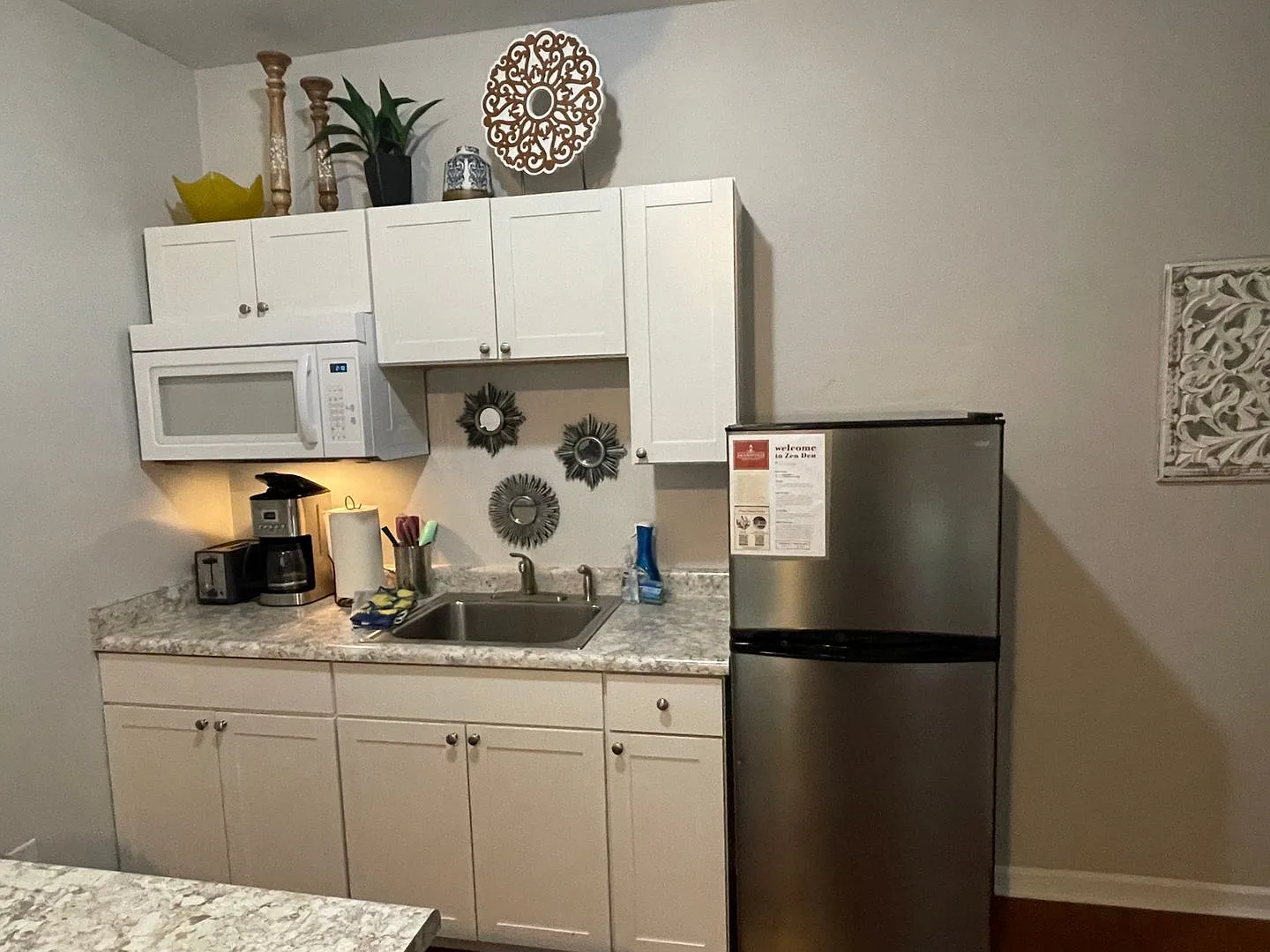 Zen Cottage: Spacious downtown suite complete with kitchenette, washer/dryer $300 Utility Fee — Photo 3