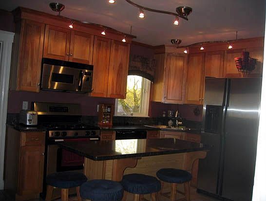 2nd image of 128 Middlesex St