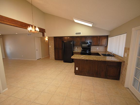 3rd image of 940 S Fontana
