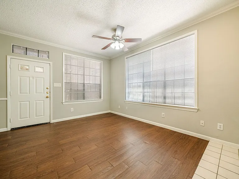 2300 Leon St #101 — Photo 6