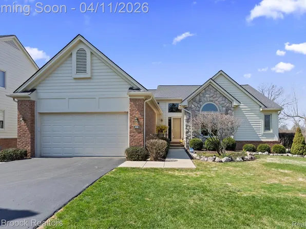 5010 Lake Vista Dr, West Bloomfield, MI 48323