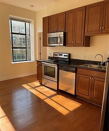 2nd image of 703 Carondelet St #204