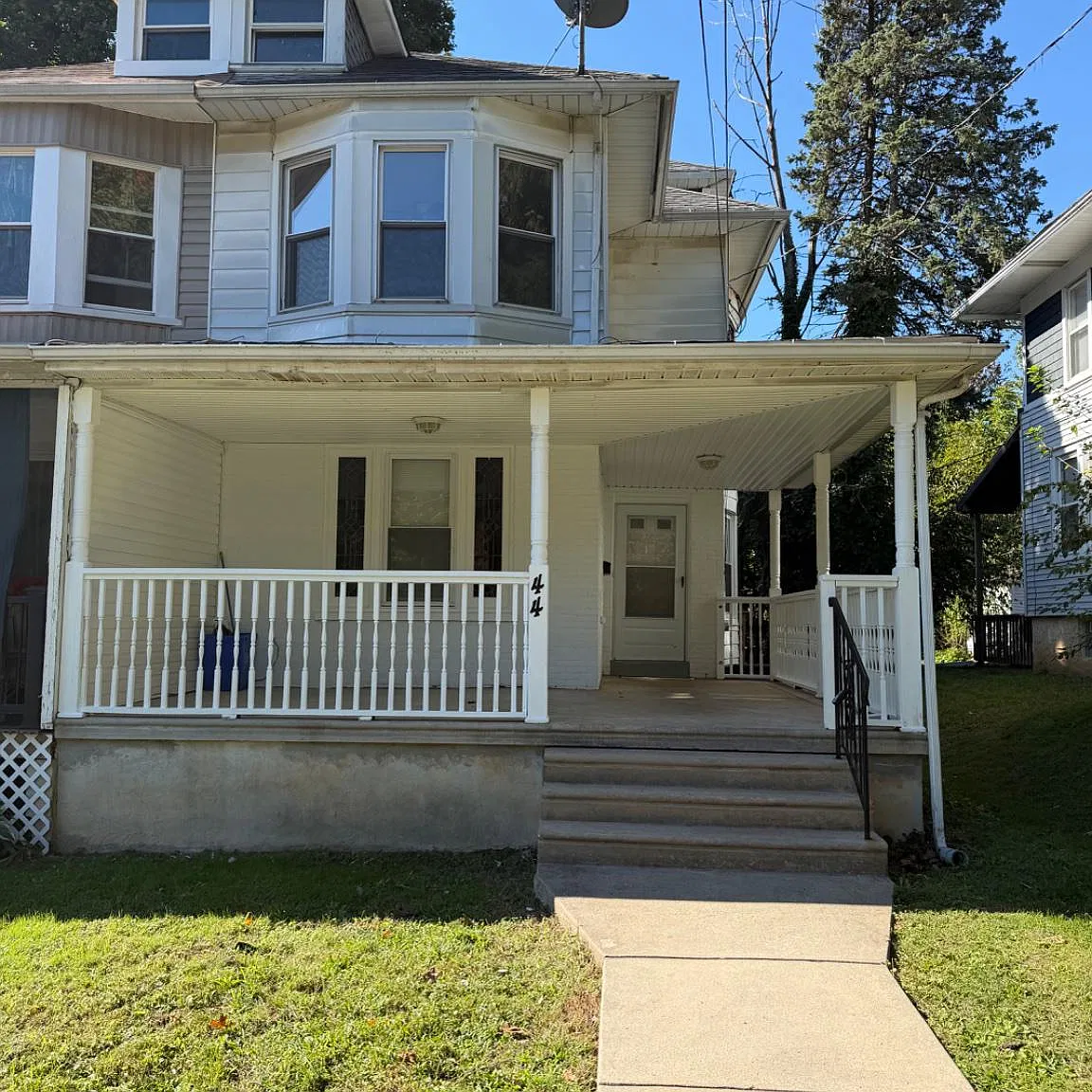 3 bed, 1.0 bath, 1216 sqft, $2,000 — Photo 1
