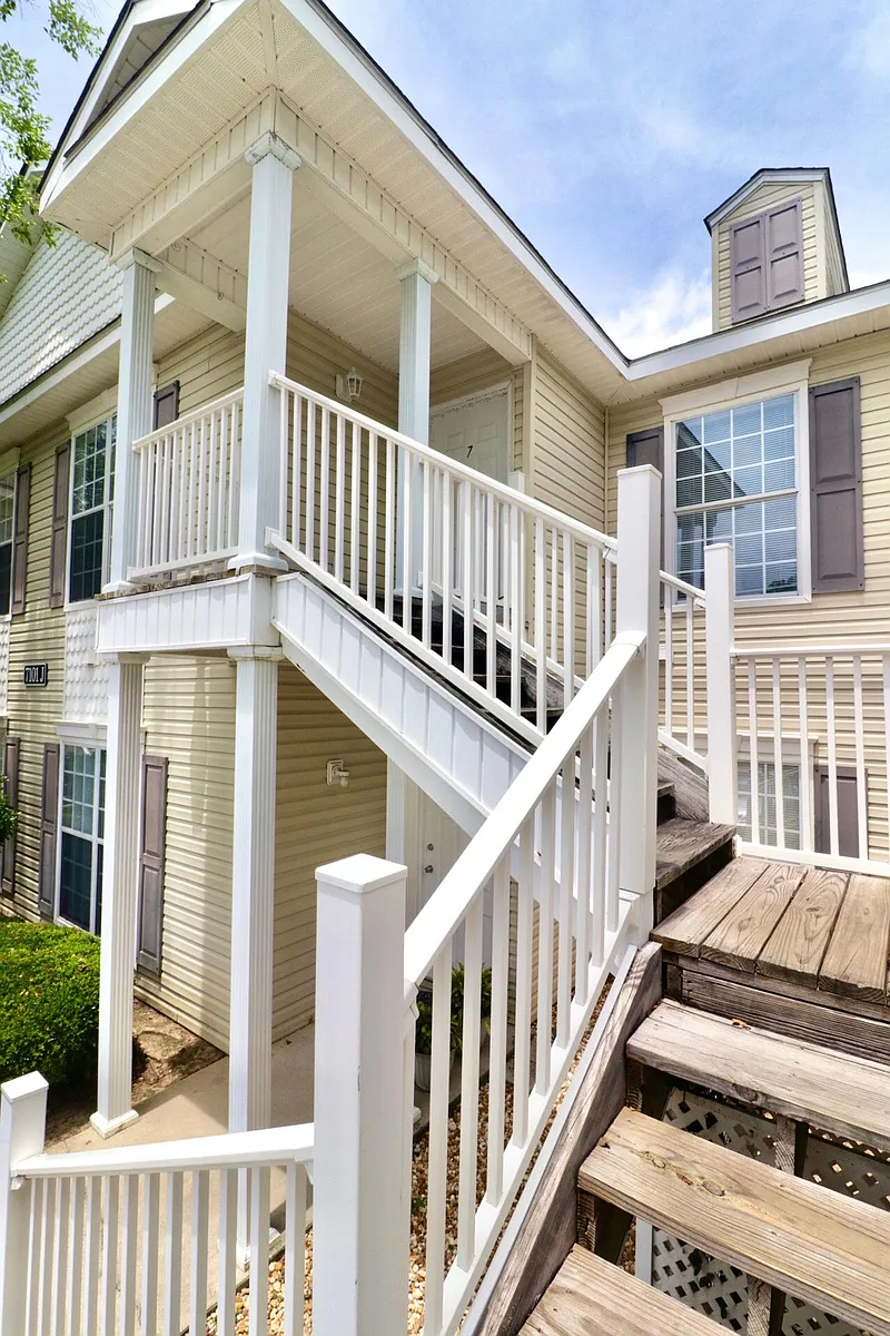 Building Photo - 7101 Joy St #J7