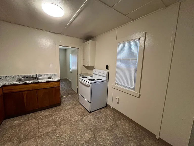 1034 State St — Photo 11