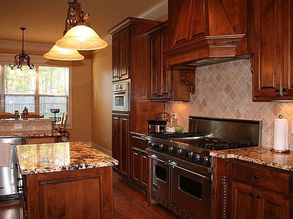 Gourmet kitchen with Viking 