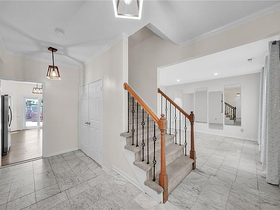 2nd image of 884 Melrose Ter