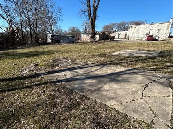 2738 Jackson Ave, Kansas City, MO 64128