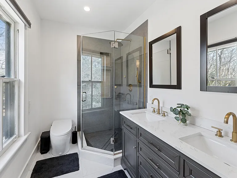 649 Hill St — Photo 17