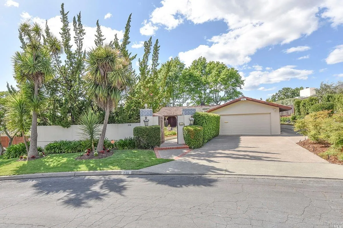 236 Saint Andrews Dr photo 1