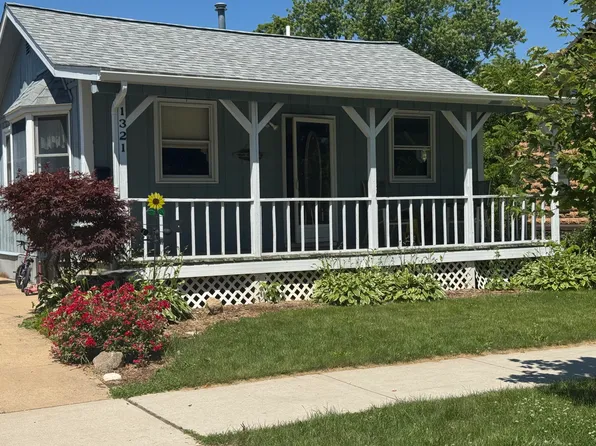 1321 Pearl St, Lake Odessa, MI 48849
