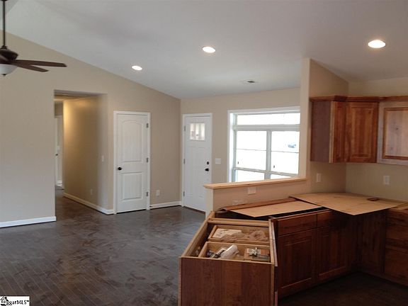 4th image of 385 Pennwood Ln