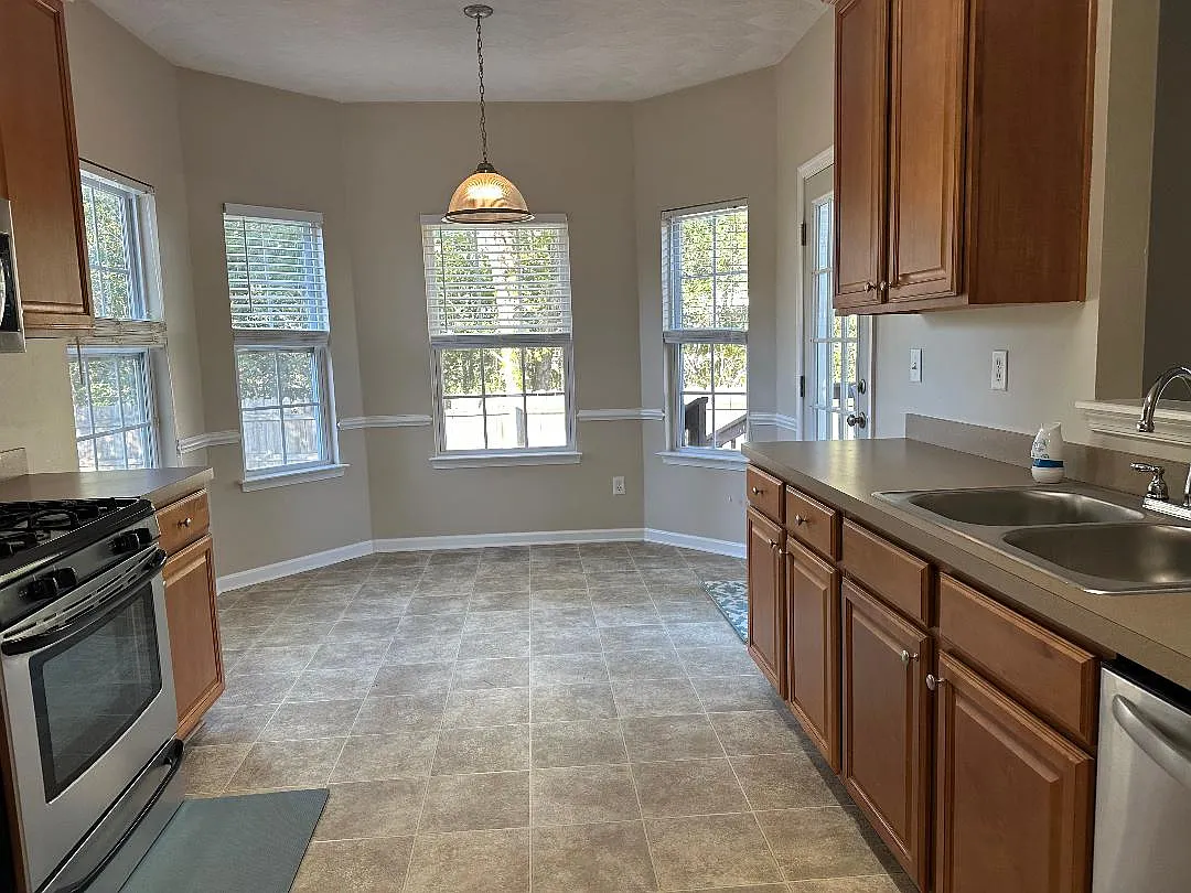 4 bed, 2.5 bath, 2500 sqft, $2,995 — Photo 4