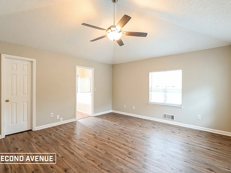 2411 Windridge Dr NE — Photo 2