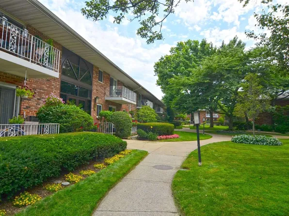 1 Toms Point Lane #2C, Port Washington, NY 11050