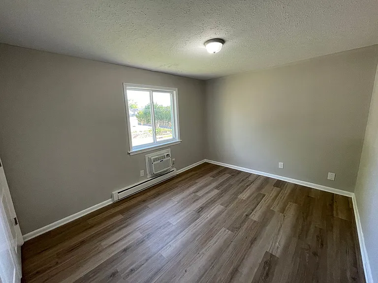 SH290-Graham Street Apartments — Photo 9