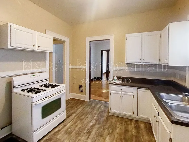 100 Laburnam Cres #1 — Photo 14